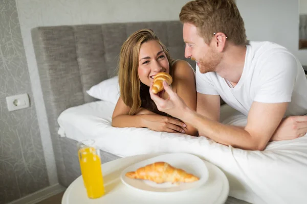 Счастливая Влюбленная Пара Наслаждается Завтраком Постели — стоковое фото