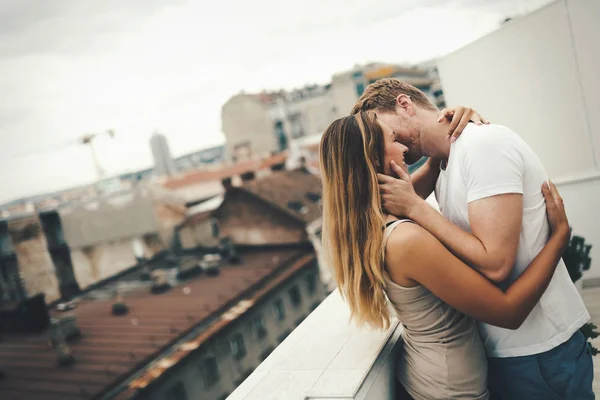 Romantyczna Para Zakochanych Całowanie Dachu — Zdjęcie stockowe