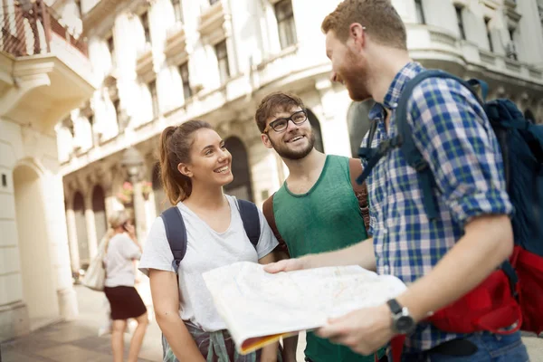 Happy Group Tourists Traveling Sightseeing Together — Stock Photo, Image