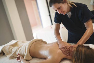 Spa Resort istemcide çalışan profesyonel masör