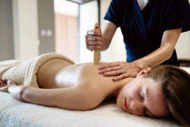 Masör masaj bambu sopalarla tedavi sırasında kullanarak