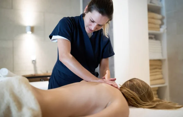 Tratamento Massagem Alívio Estresse Por Massagista Spa Bem Estar — Fotografia de Stock