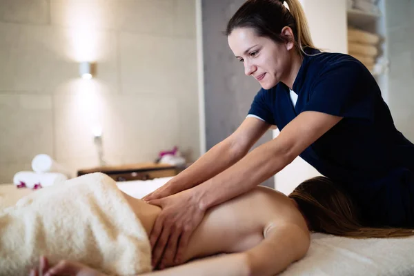 Massagista Massageando Volta Feminino Resort Spa — Fotografia de Stock