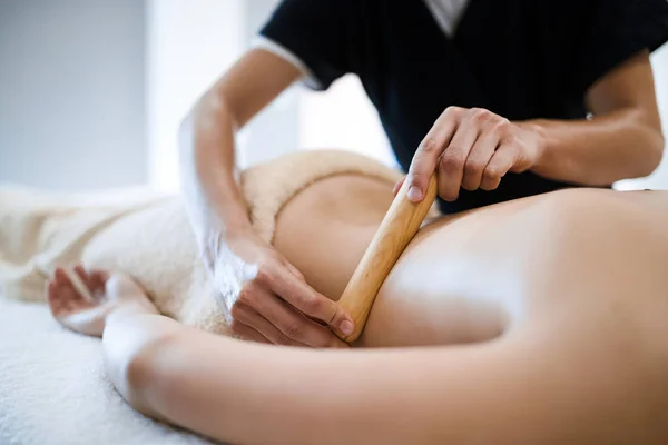 Terapeuta Massagem Tailandesa Tratar Paciente Salão Saúde — Fotografia de Stock