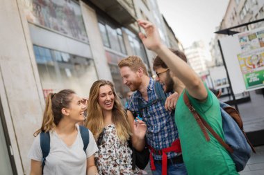 Açık havada eğleniyor ve gülümseyen mutlu gençler