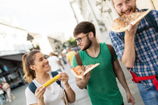 Ευτυχισμένοι Άνθρωποι Τρώει Fast Food Στην Πόλη Ενώ Ταξιδεύουν Σακίδια — Φωτογραφία Αρχείου