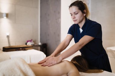 Spa resort içinde kadın arkası masaj masör