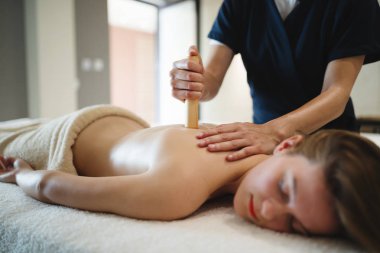 O rahatlatır süre yatakta masör masaj erkek