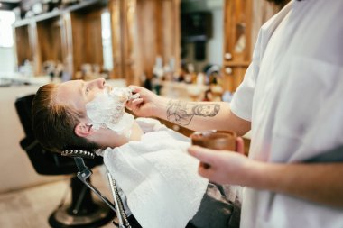 Retro tıraş Kuaför Salonu olarak köpük ile