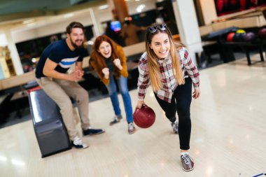 Arkadaşlar birlikte bowling ve speding zaman eğleniyor