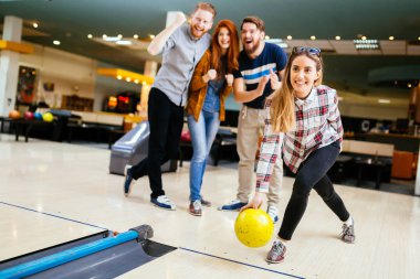 Bowling süre eğleniyor arkadaşlar