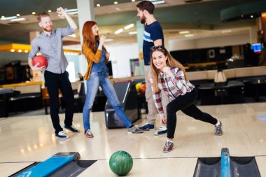 Bowling süre eğleniyor arkadaşlar
