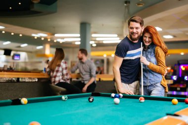 Bilardo ve bilardo kulübünde oynarken mutlu çift