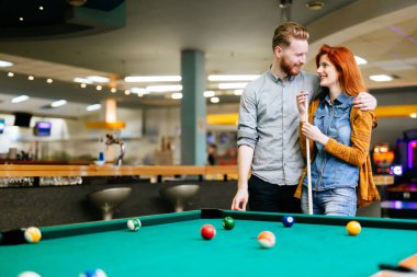 Bilardo ve bilardo kulübünde oynarken mutlu çift