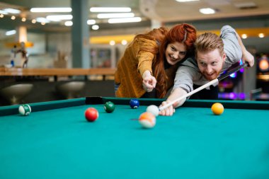 Bilardo ve bilardo kulübünde oynarken mutlu çift