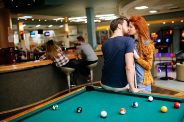Bilardo ve bilardo kulübünde oynarken mutlu çift