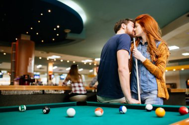 Bilardo ve bilardo kulübünde oynarken mutlu çift
