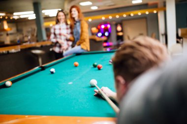 Arkadaş oynamak onların boş zamanlarında snooker