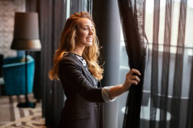 Pencereden bakarken göz alıcı kadın