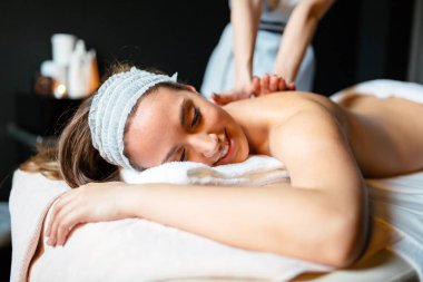 Terapist masaj güzel esmer bir Spa Masaj