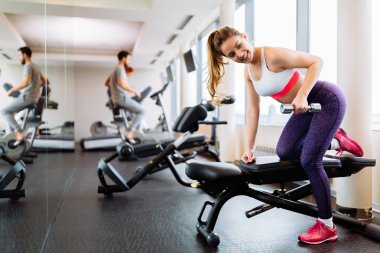 Spor salonunda çalışma dışarı uygun güzel kadın