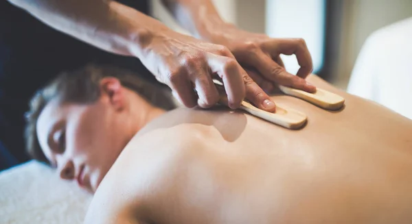 Masseur Usando Acessórios Madeira Para Massagear Paciente — Fotografia de Stock