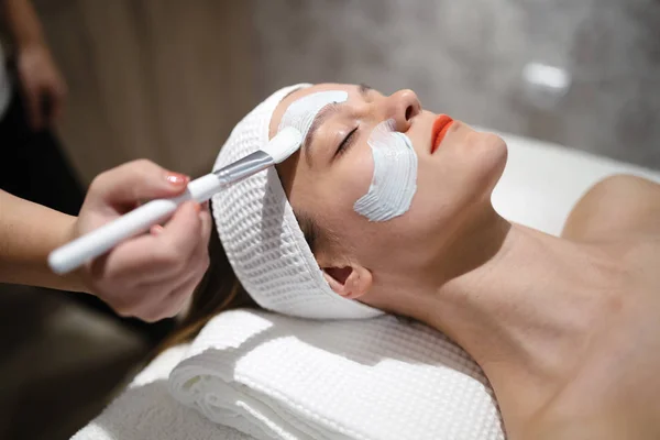 Masseur Aplicando Máscara Facial Como Tratamento Beleza — Fotografia de Stock