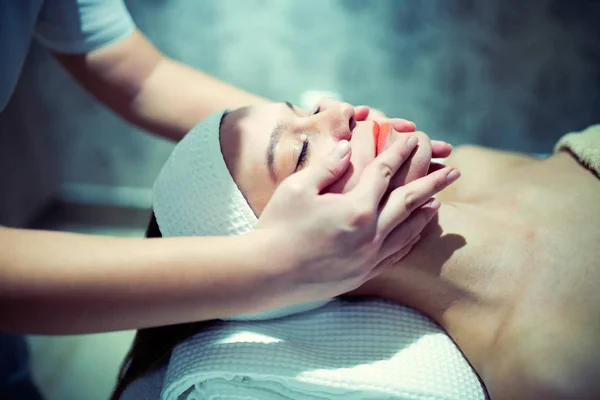 Relaxante Stress Massagem Facial Resort — Fotografia de Stock