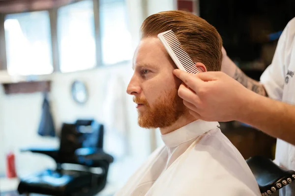 Saç Tarama Kuaför Dükkanında Styling — Stok fotoğraf