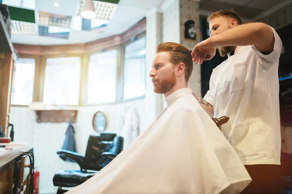 Masculino Recebendo Tratamento Barba Cabelo Barbearia — Fotografia de Stock