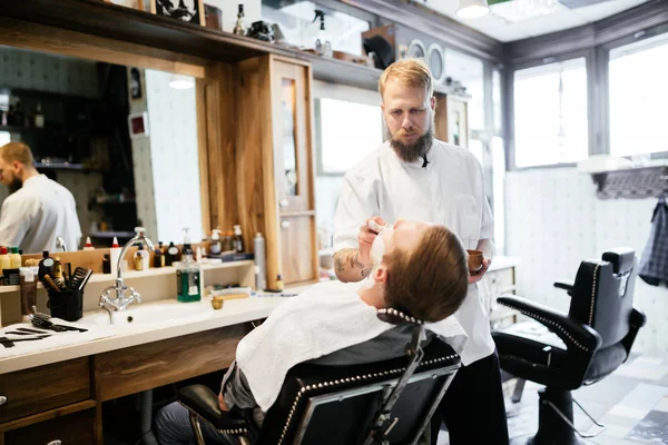 Erkek Kuaför Salonu Saç Sakal Tedavi Gören — Stok fotoğraf