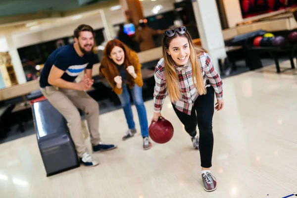 Freunde Amüsieren Sich Beim Bowling Und Beim Gemeinsamen Speding — Stockfoto