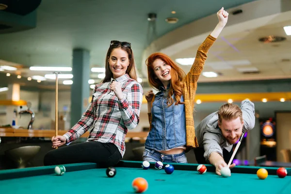 Gelukkig Vrienden Genieten Van Pool Spelen Samen — Stockfoto