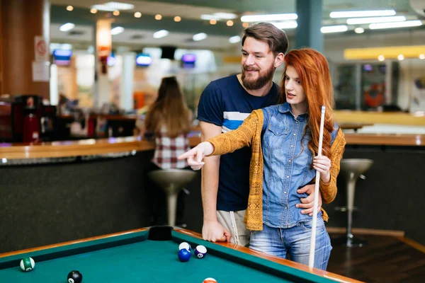 Glückliches Paar Spielt Snooker Und Billard Club — Stockfoto