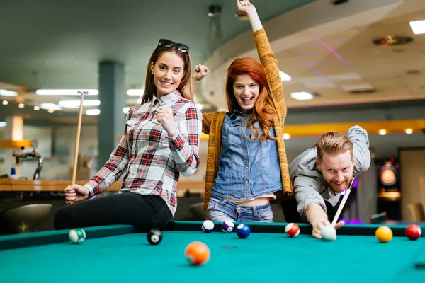 Happy Friends Enjoying Playing Pool Together — Stock Photo, Image