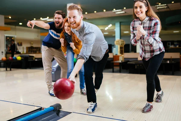 Amigos Felices Divirtiéndose Disfrutando Jugando Bolos Juntos — Foto de Stock