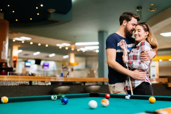 Pareja Feliz Jugando Billar Billar Club — Foto de Stock