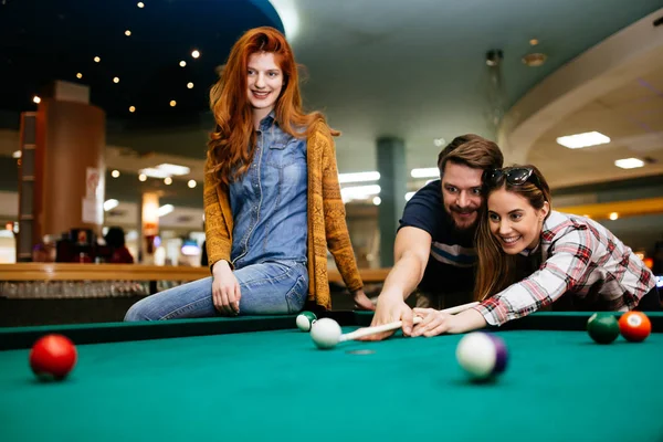 Boldog Meg Játék Snooker Biliárd Club — Stock Fotó