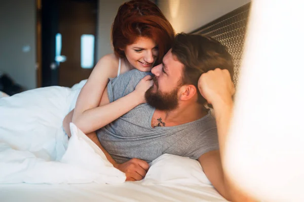 Casal Feliz Cama Mostrando Emoções Amor — Fotografia de Stock