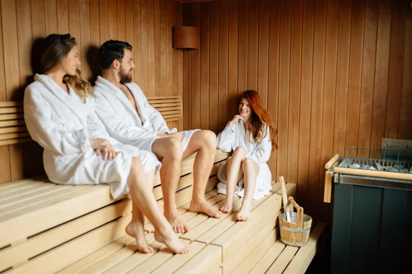Menschen Der Sauna Entspannen Und Gesund Bleiben — Stockfoto