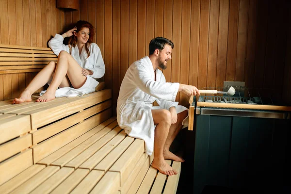 Couple Reposant Transpirant Dans Sauna — Photo