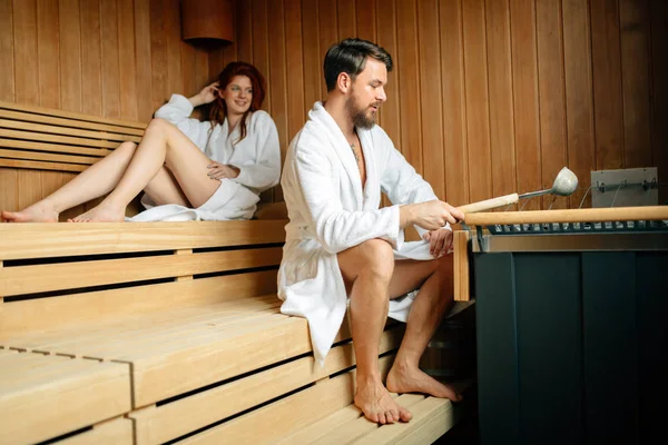 Paar Ruht Und Schwitzt Der Sauna — Stockfoto