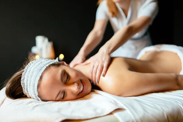 Mooie Jonge Vrouw Geniet Van Massage Verjongen — Stockfoto