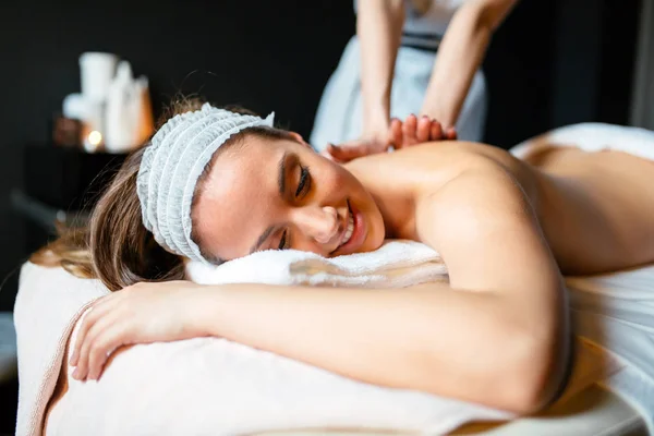 Massagetherapeutin Massiert Schöne Brünette Einem Wellnessbereich — Stockfoto