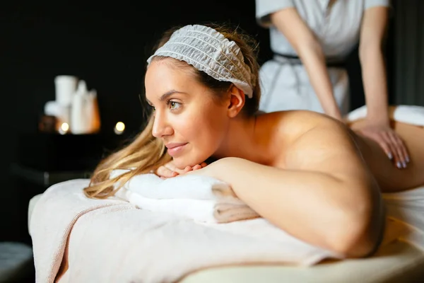 Schöne Brünette Genießen Massage Behandlung Durch Therapeut — Stockfoto