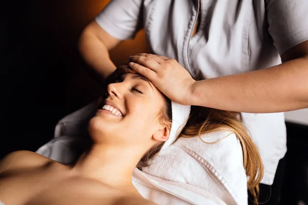 Vacker Ung Kvinna Njuter Massage Och Föryngrande — Stockfoto