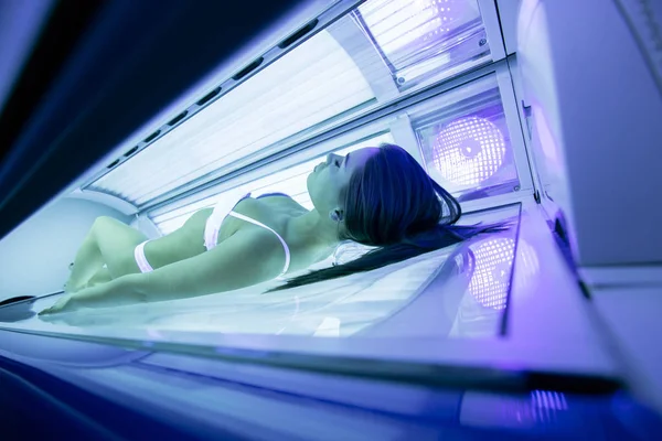 Schöne Sexy Brünette Frau Sonnt Sich Solarium — Stockfoto