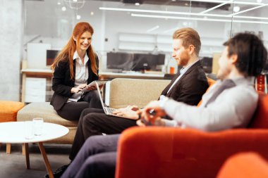 Elinizdeki teknoloji ile iş insanlar konuşma. Yeni fikirler ve iş arkadaşları arasında beyin fırtınası alışverişi