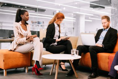 Elinizdeki teknoloji ile iş insanlar konuşma. Yeni fikirler ve iş arkadaşları arasında beyin fırtınası alışverişi