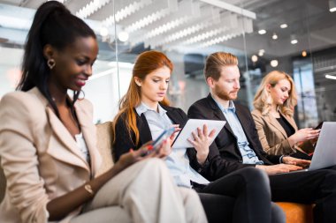 Elinizdeki teknoloji ile iş insanlar konuşma. Yeni fikirler ve iş arkadaşları arasında beyin fırtınası alışverişi